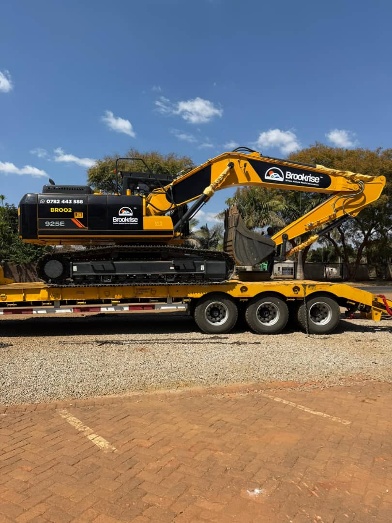 Brookrise 925E excavator on transport lowbed