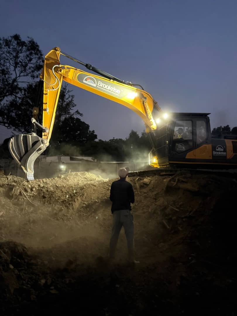 Brookrise 925E excavator on transport lowbed